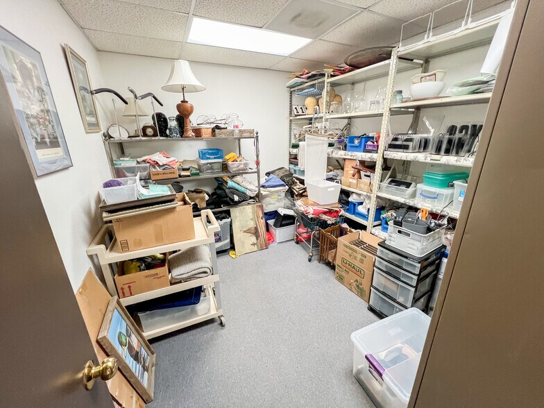 More Photos Of 1001-1009 W Industrial Ave, Midland Warehouse For Sale