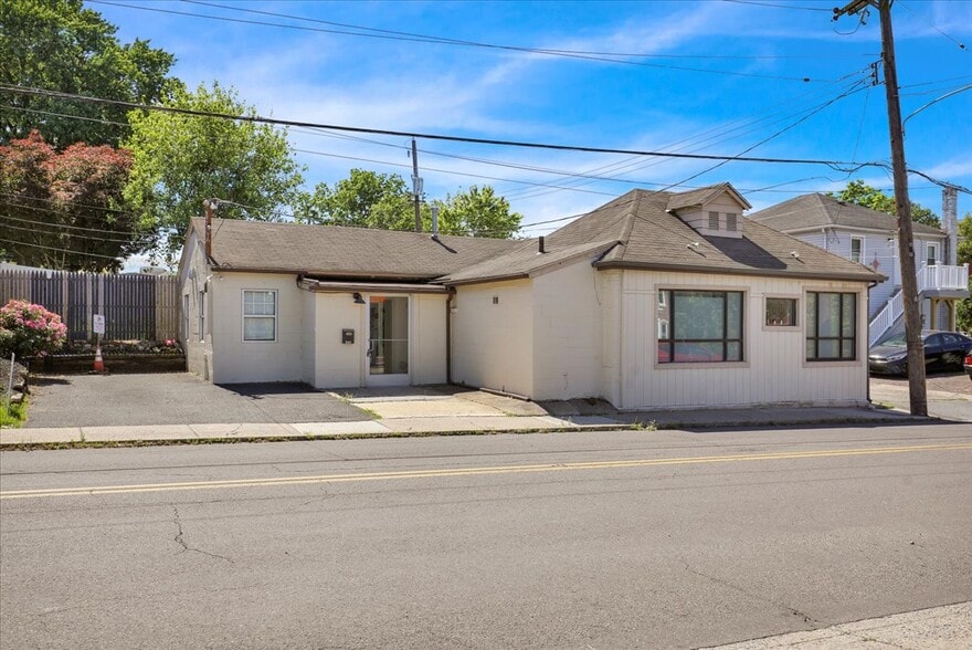 More Photos Of 318 State St, Pottstown Freestanding For Sale