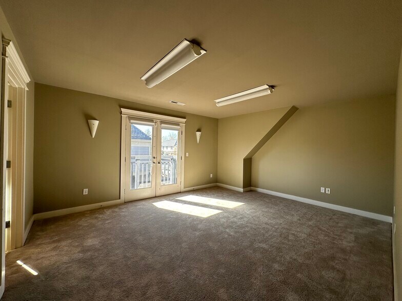 More Photos Of 1505 Ne Village St, Fairview Office For Sale