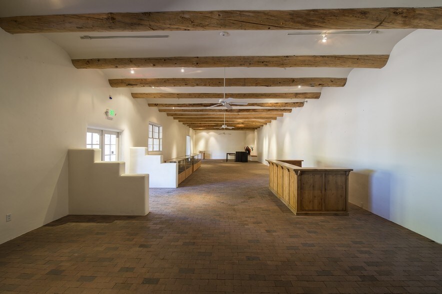 More Photos Of 5 Banana Ln, Santa Fe Freestanding For Lease