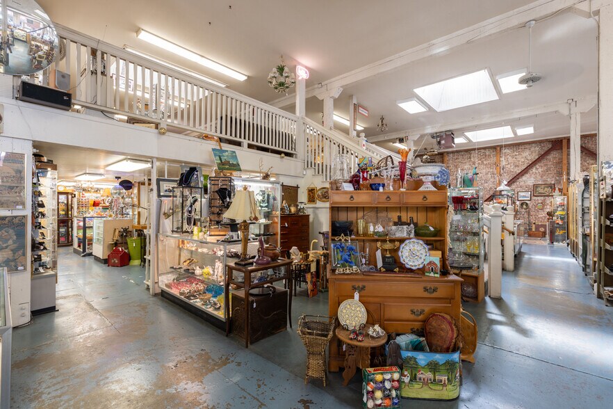 More Photos Of 130 4th St, Santa Rosa Storefront For Sale