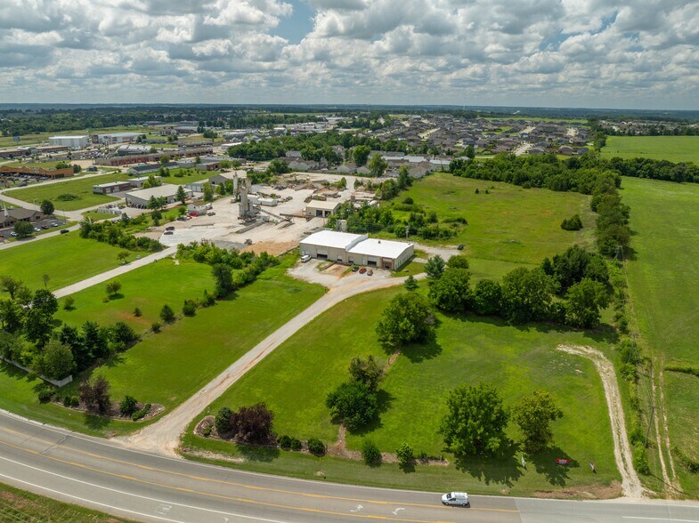 More Photos Of 2420 W State Highway CC, Ozark Warehouse For Sale
