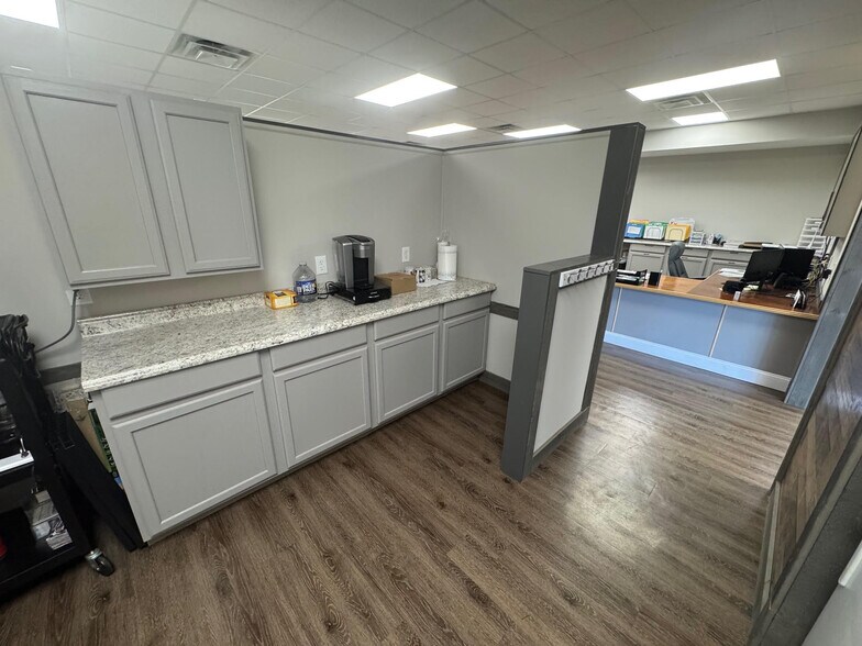 More Photos Of 4529-4525 S Amherst Hwy, Madison Heights Storefront For Lease