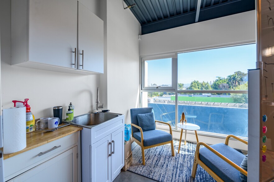 More Photos Of 601 Cypress Ave, Hermosa Beach Light Distribution For Lease