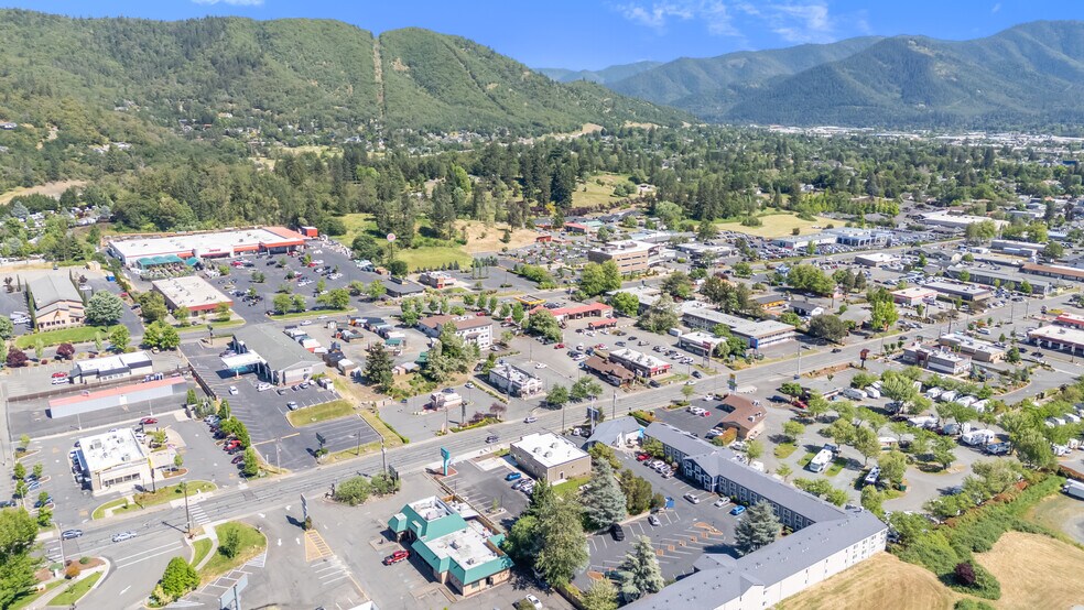 More Photos Of 1890 NW 6th St, Grants Pass Skilled Nursing Facility For Sale