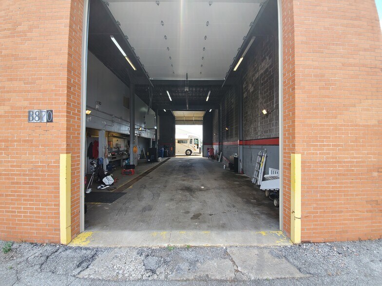 More Photos Of 8870 Frost Ave, Saint Louis Service For Lease