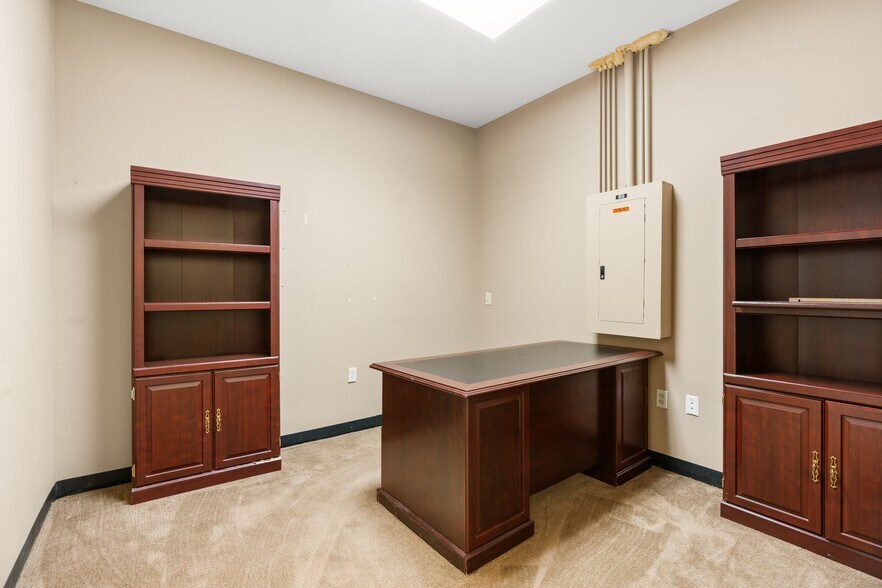 More Photos Of 18920 Freeport Dr, Montgomery Industrial For Sale