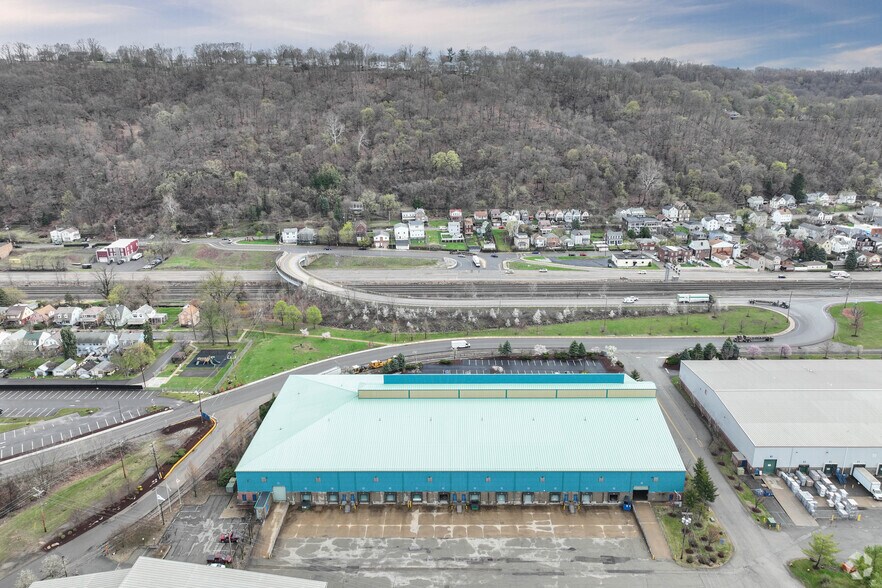 More Photos Of 450 Riverport Dr, Leetsdale Warehouse For Lease
