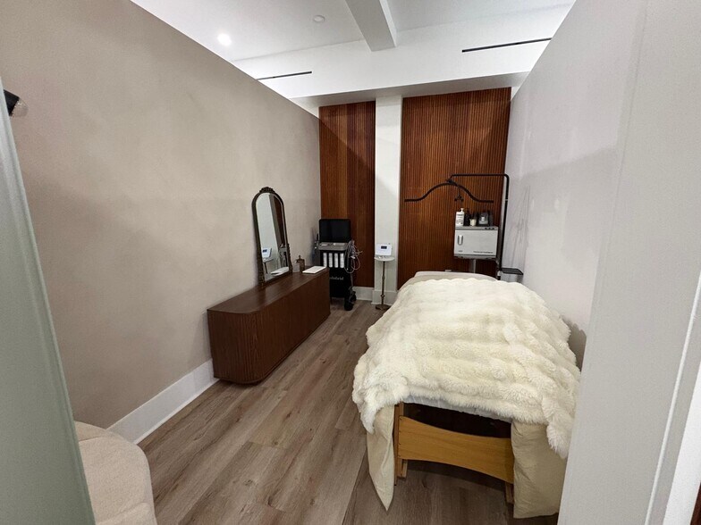More Photos Of 2427 Biscayne Blvd, Miami Storefront Retail Office For Lease