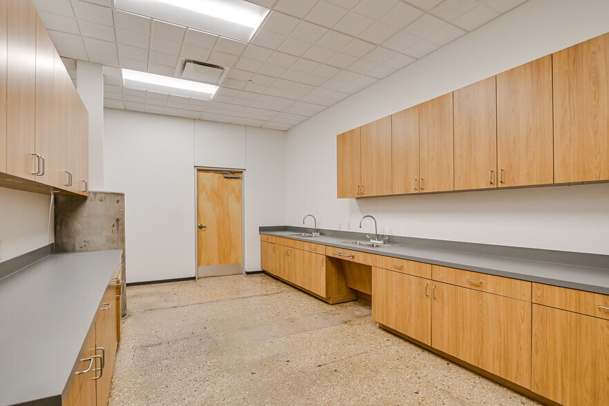 More Photos Of 10420 Metric Blvd, Austin Warehouse For Lease