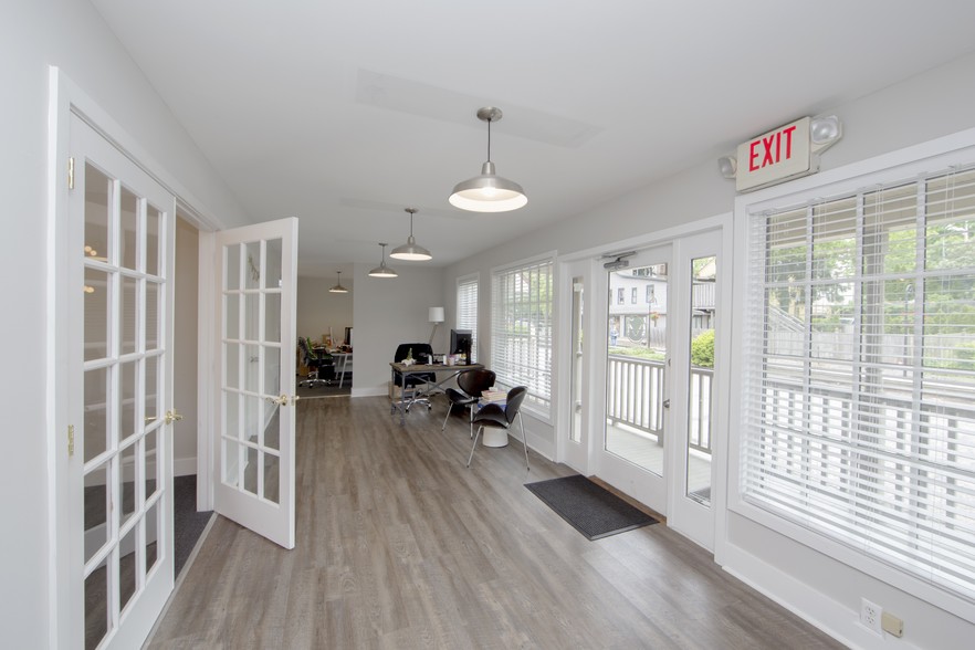 More Photos Of 30 W Bridge St, New Hope Freestanding For Lease