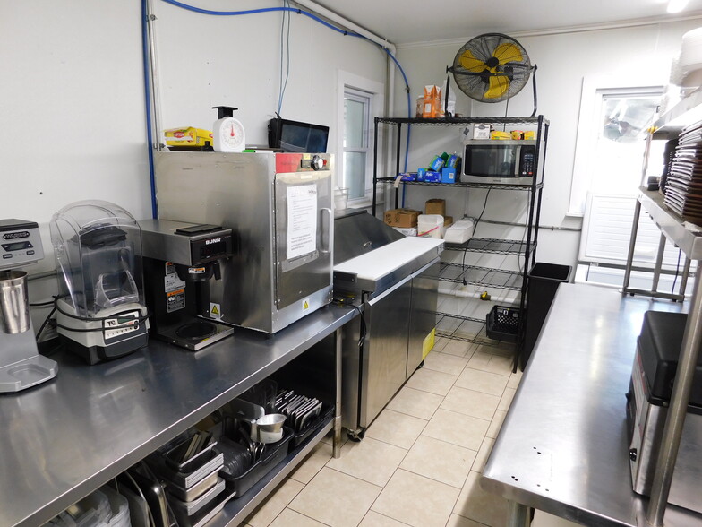 More Photos Of 606 N Jefferson St, Silver Lake General Retail For Sale