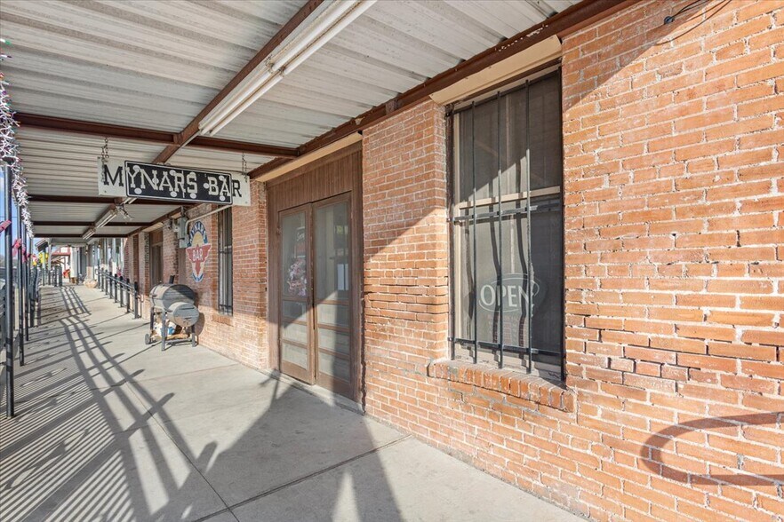 More Photos Of 121 E Oak St, West Sports And Entertainment For Sale