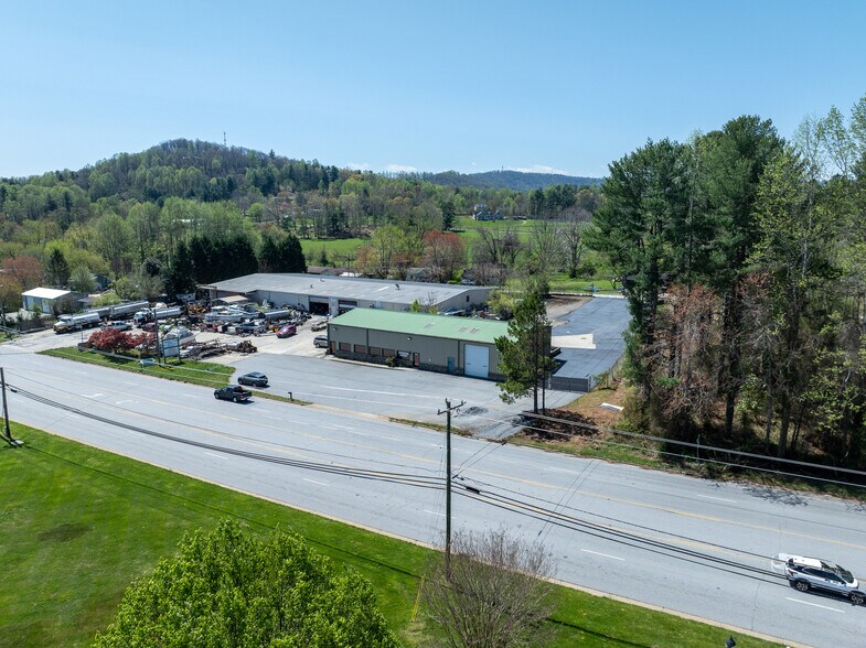 More Photos Of 2997 Spartanburg Hwy, East Flat Rock Warehouse For Lease