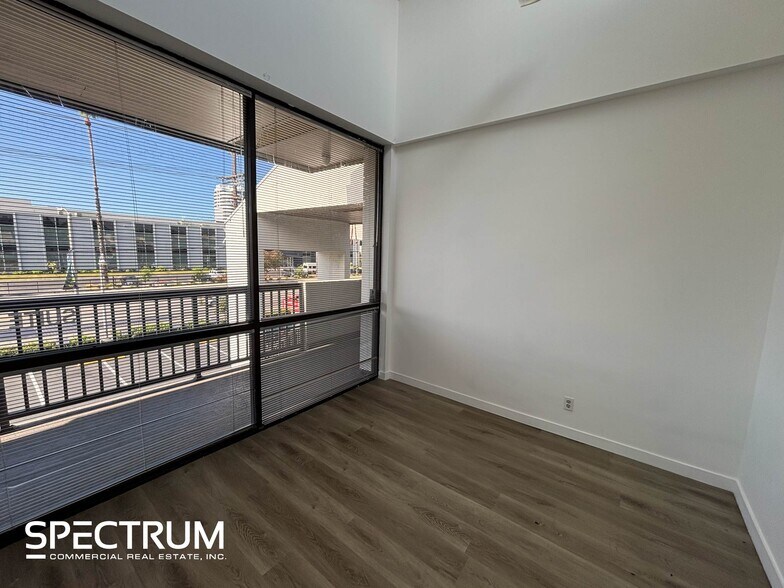 More Photos Of 21101-21163 Victory Blvd, Canoga Park Storefront Retail Office For Lease