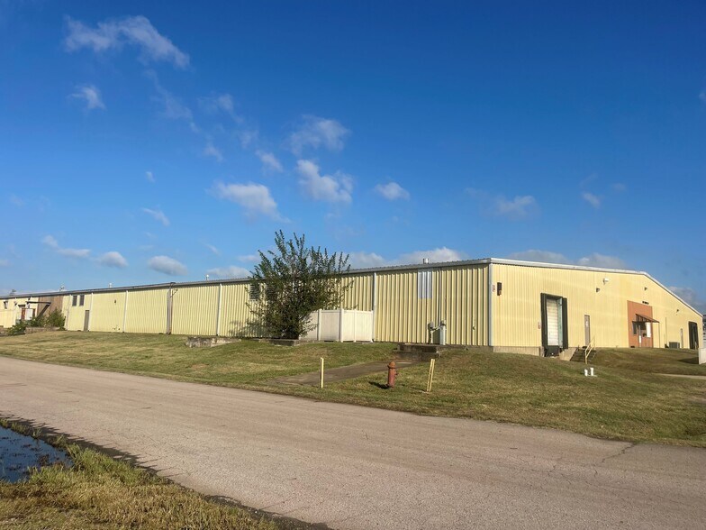 More Photos Of 810 S 28th St, Van Buren Warehouse For Lease