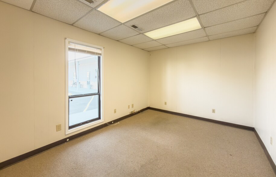More Photos Of 223 W Virginia Ave, Vinton Storefront Retail Office For Lease