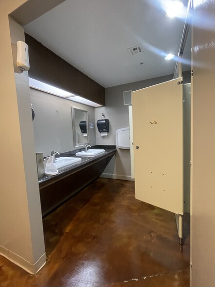 More Photos Of 2636 E 11th St, Tulsa Hotel For Lease