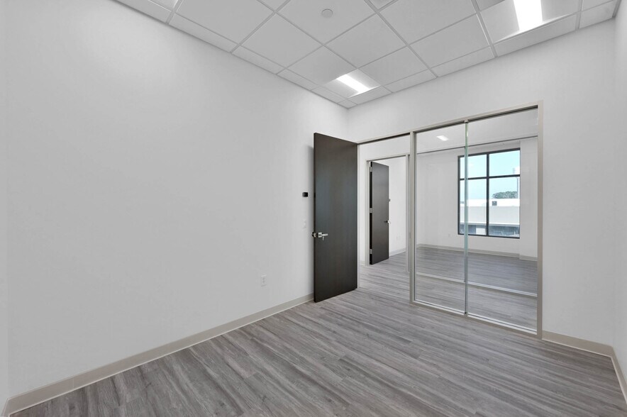 More Photos Of 24527 Gosling Rd, Spring Flex For Lease