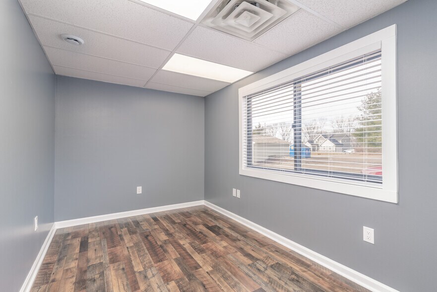 More Photos Of 238 Moon Clinton Rd, Coraopolis General Retail For Lease