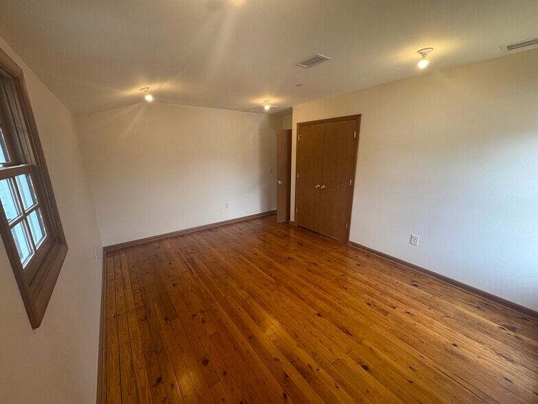 More Photos Of 264 Natchez St, Franklin Loft Creative Space For Lease