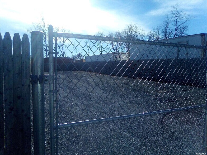 More Photos Of Railroad Avenue, Center Moriches Land For Lease