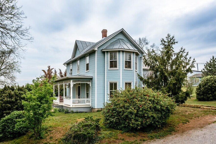 More Photos Of 133 W Springbrook Rd, Broadway Specialty For Sale