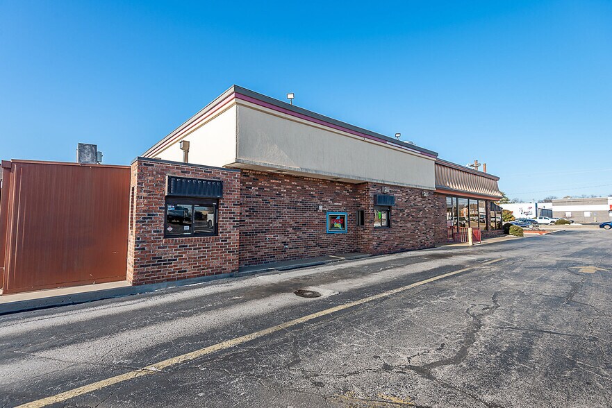 More Photos Of 1272 E Battlefield St, Springfield Restaurant For Lease