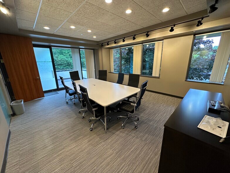 More Photos Of 10 Waterside Dr, Farmington Office For Lease