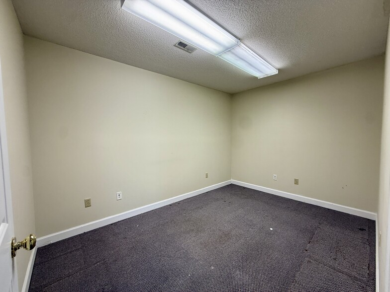More Photos Of 2401-2411 S Charles Blvd, Greenville Office For Sale