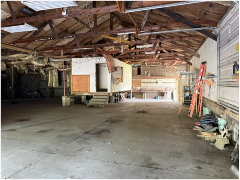 More Photos Of 200 W Buchanan St, Carlinville Warehouse For Sale