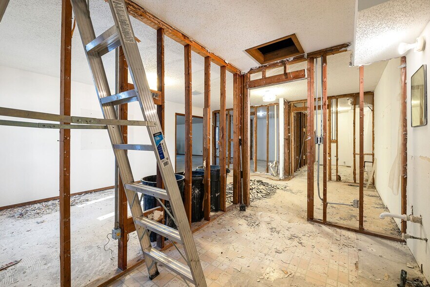 More Photos Of 115 N 8th St, Yukon Religious Facility For Sale