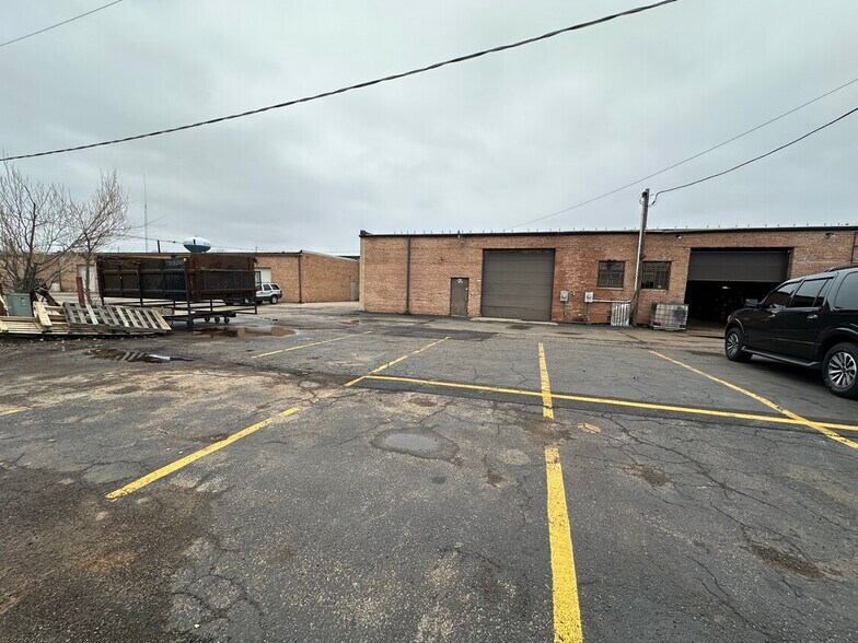 More Photos Of 1545-1549 Burgundy Pky, Streamwood Showroom For Lease