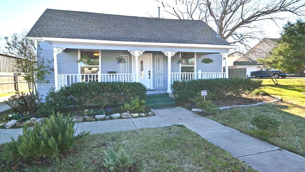More Photos Of 227 Elm St, McKinney Freestanding For Sale