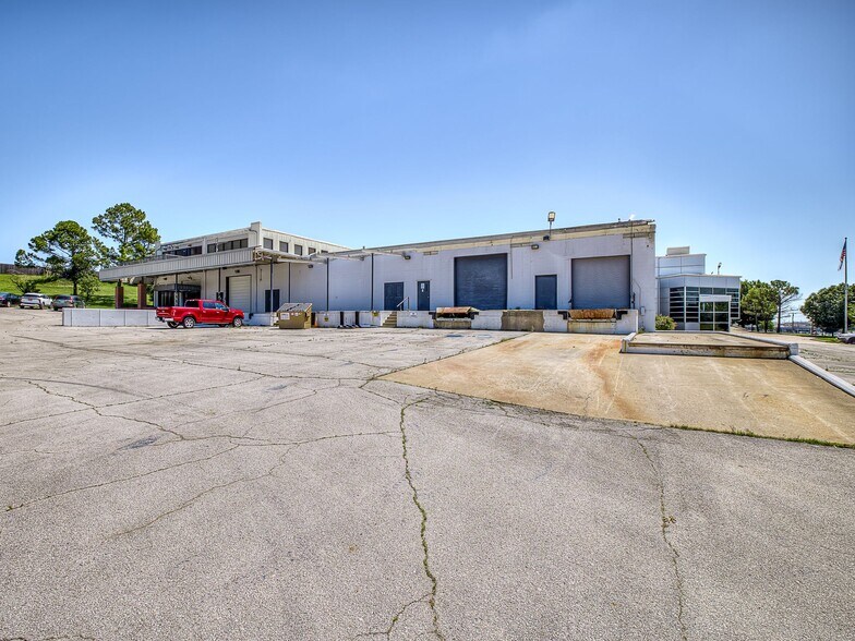 More Photos Of 6201 E 43rd St, Tulsa Manufacturing For Lease