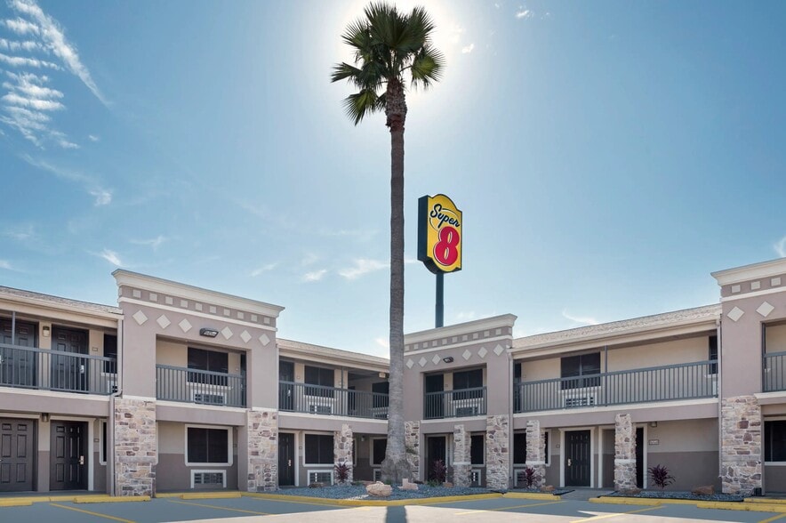 More Photos Of 1505 S 9th St, McAllen Hotel For Sale