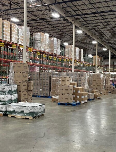 More Photos Of 5400 Perry Dr, Waterford Distribution For Lease