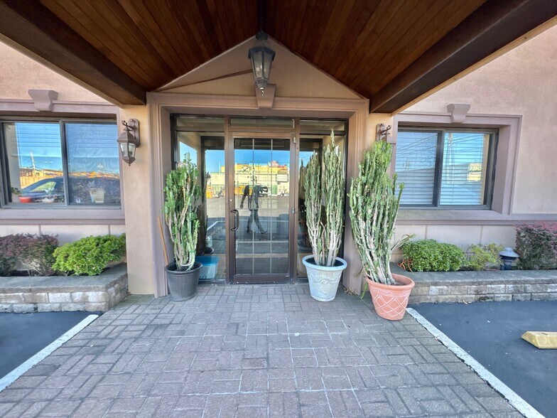 More Photos Of 4435 Austin Blvd, Island Park Office Residential For Sale
