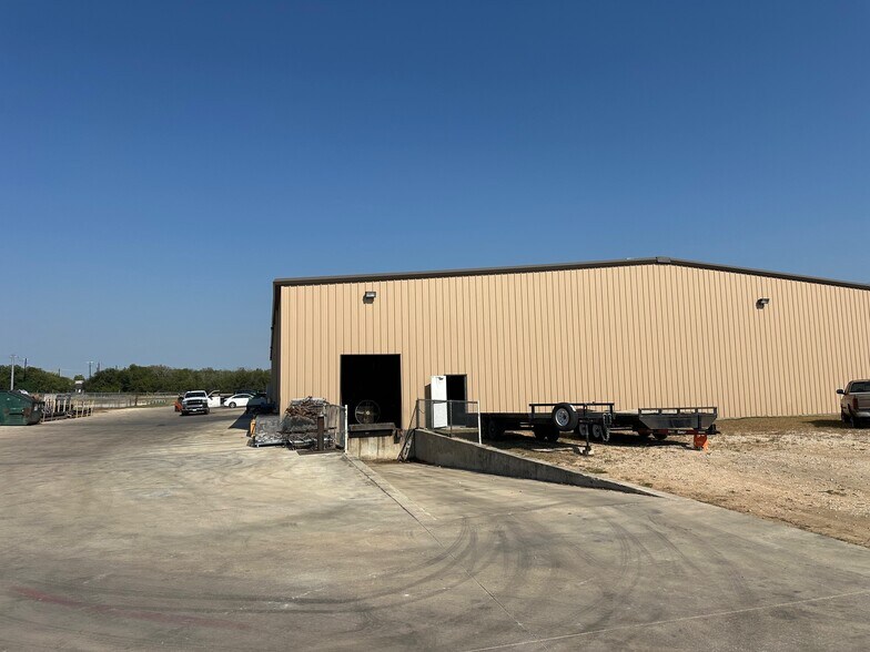 More Photos Of 19940 I-37, Elmendorf Warehouse For Lease