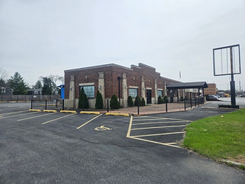 More Photos Of 11011 Southwest Hwy, Palos Hills Restaurant For Lease