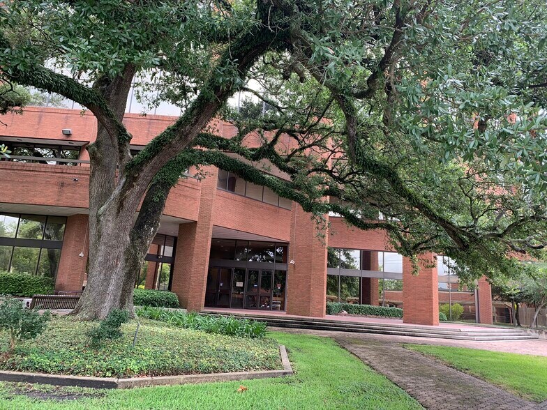 More Photos Of 102 Versailles Blvd, Lafayette Office For Lease