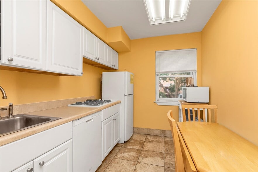 More Photos Of 2815 Bayside Ln, Flushing Office For Sale