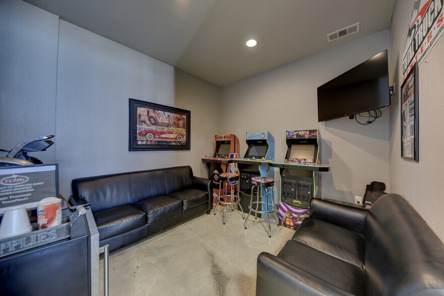 More Photos Of 2770 Osborn Ln, Bryan Showroom For Sale