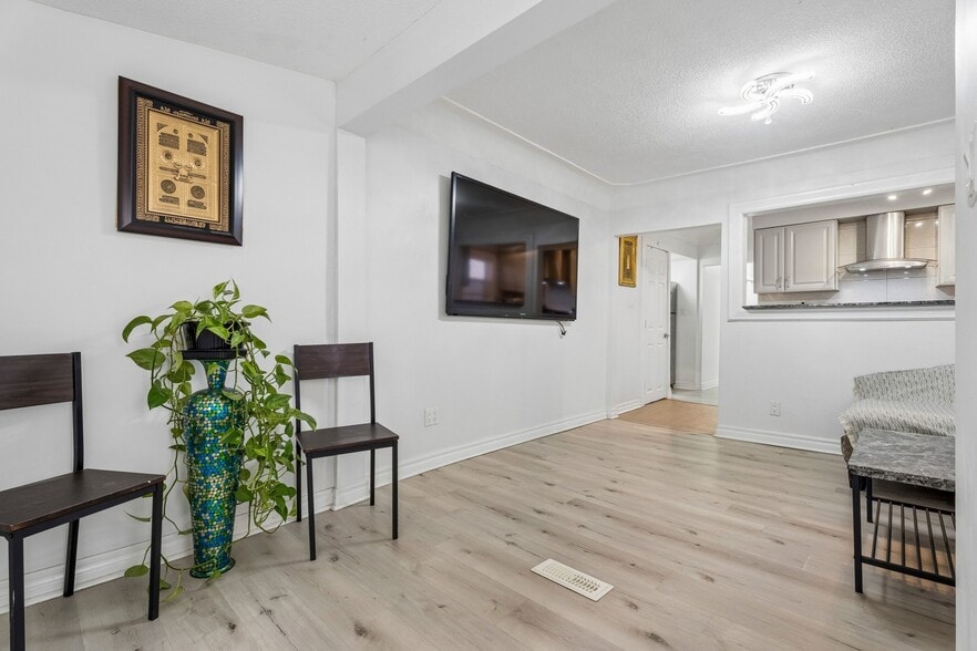 More Photos Of 43 Whitfield Av, Hamilton Manufacturing For Sale