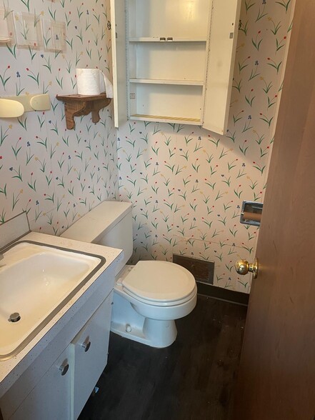 More Photos Of 26684 Grand River Ave, Redford Veterinarian Kennel For Sale