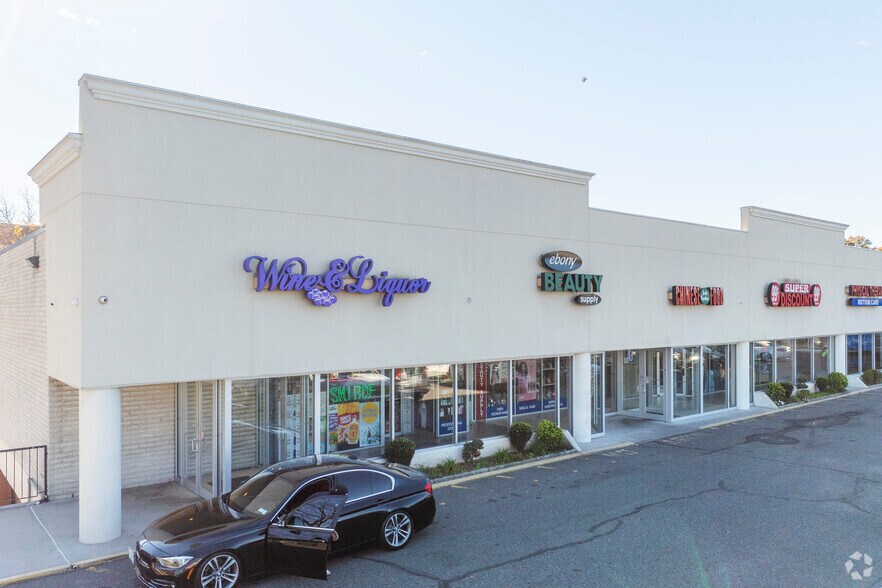 More Photos Of 175 W Merrick Rd, Freeport General Retail For Lease