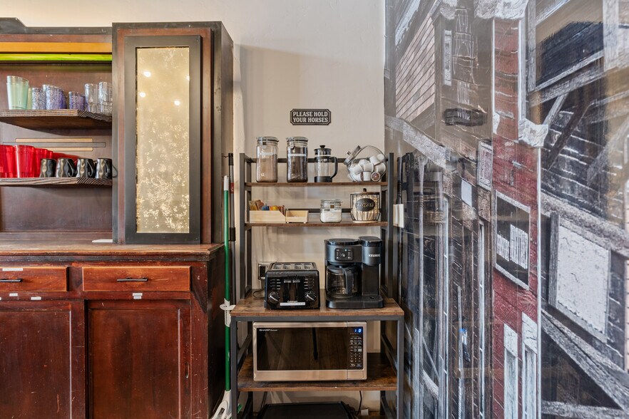 More Photos Of 417 Main St, Ashton Specialty For Sale