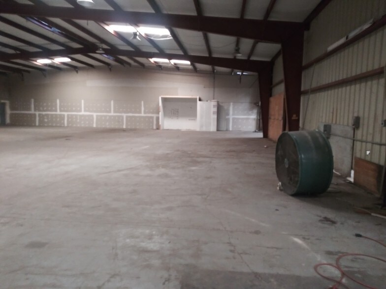 More Photos Of 5017 N Coolidge Dr, Tampa Warehouse For Lease