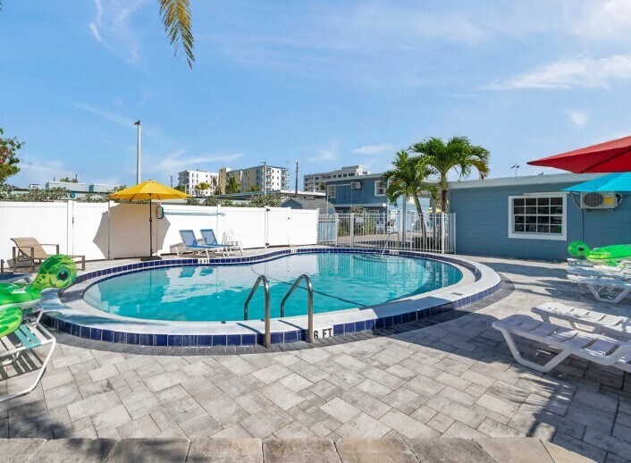 More Photos Of 602 Poinsettia Ave, Clearwater Beach Hotel For Sale