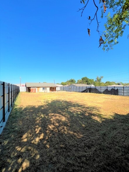 More Photos Of 11462 Newkirk St, Dallas Office For Sale